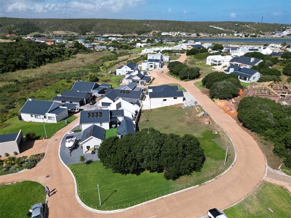 333 m² Land available in Stilbaai