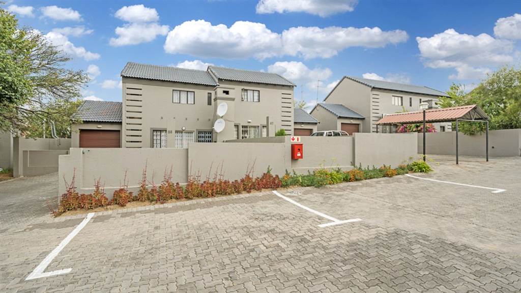 2 Bed Townhouse in Noordwyk photo number 16