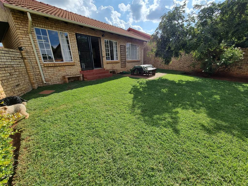 2 Bed House for sale in Faerie Glen T4565202 Private Property