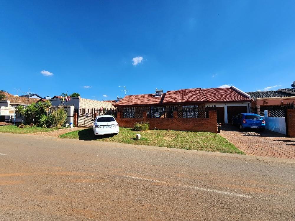 3 Bed House in Lenasia South photo number 4
