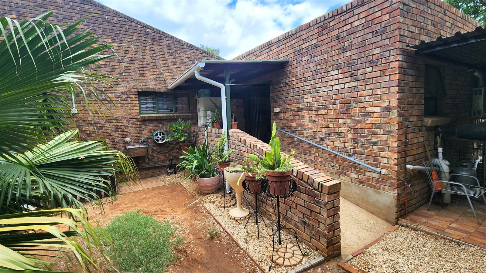 2 Bed House in Kleinfontein photo number 2