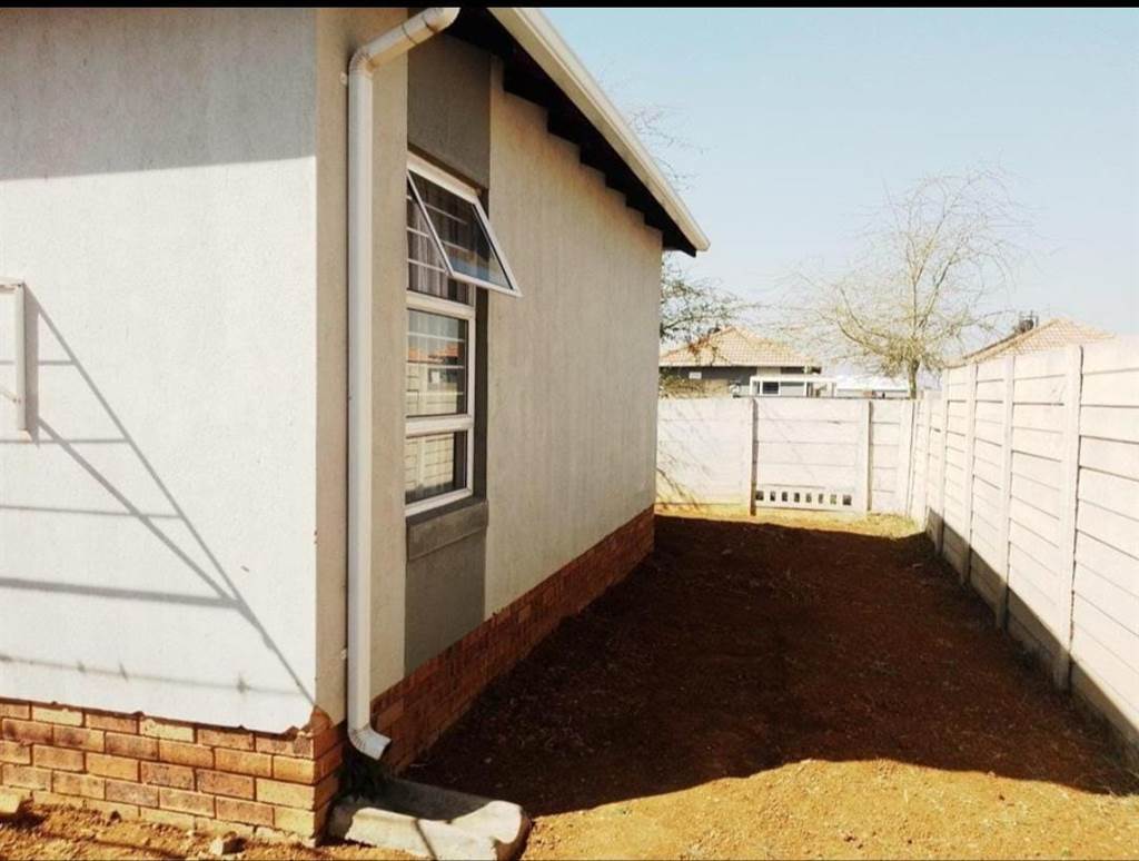 3 Bed House in Zandfontein AH photo number 4