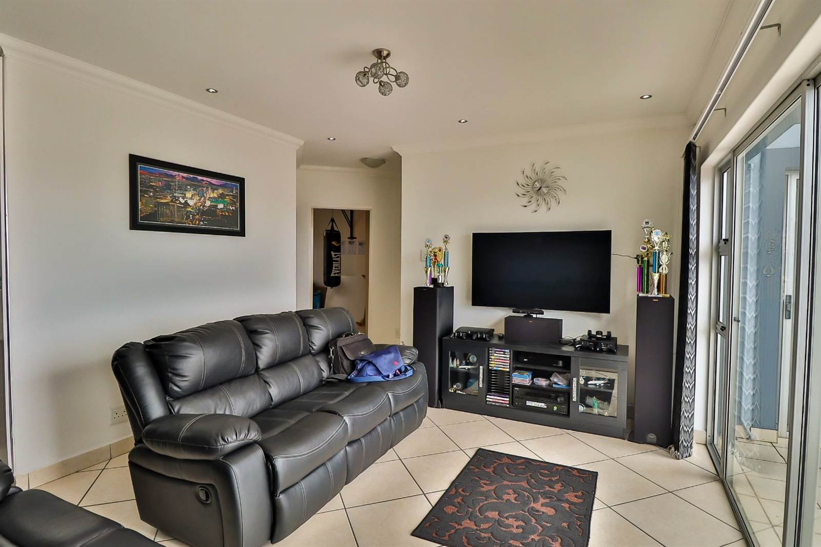 3 Bed Apartment in Athlone Park photo number 3