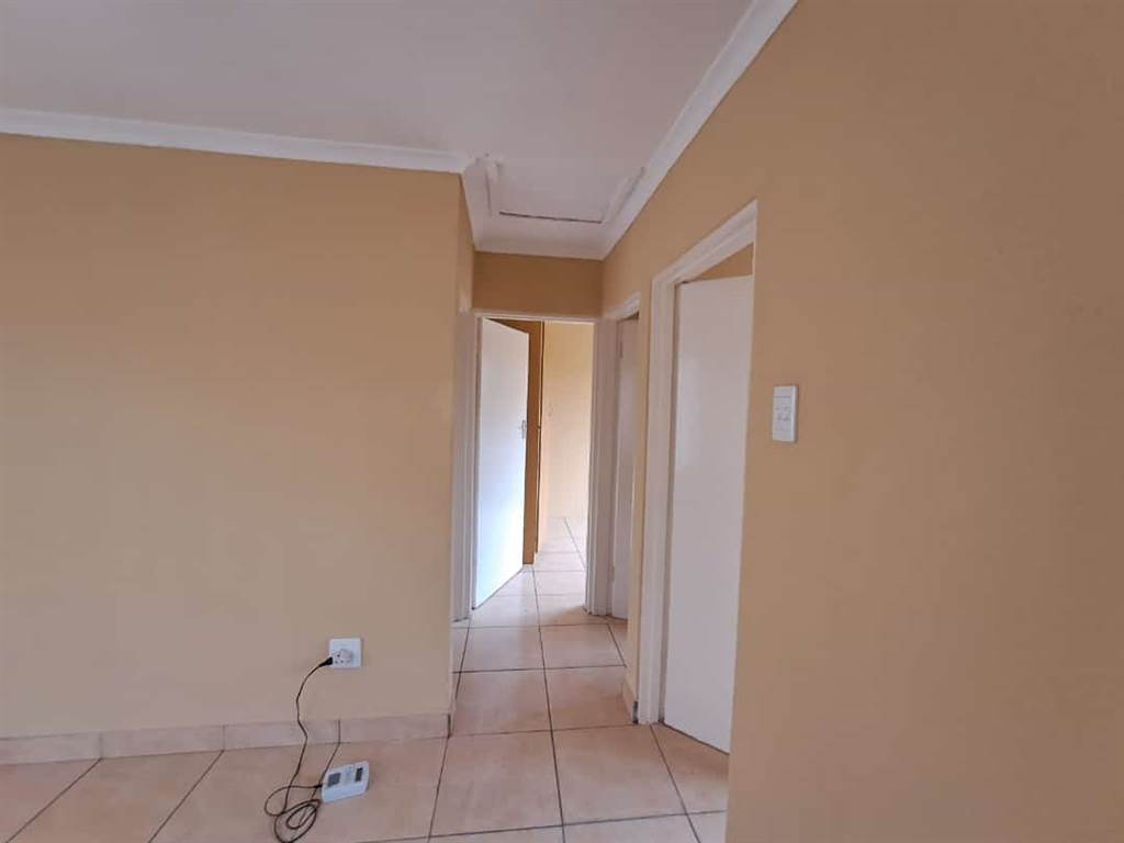 2 Bed House in Olievenhoutbos photo number 14