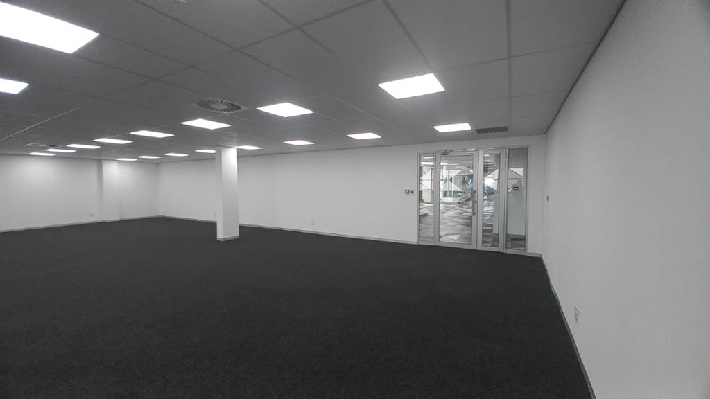 275  m² Commercial space in Menlyn photo number 18