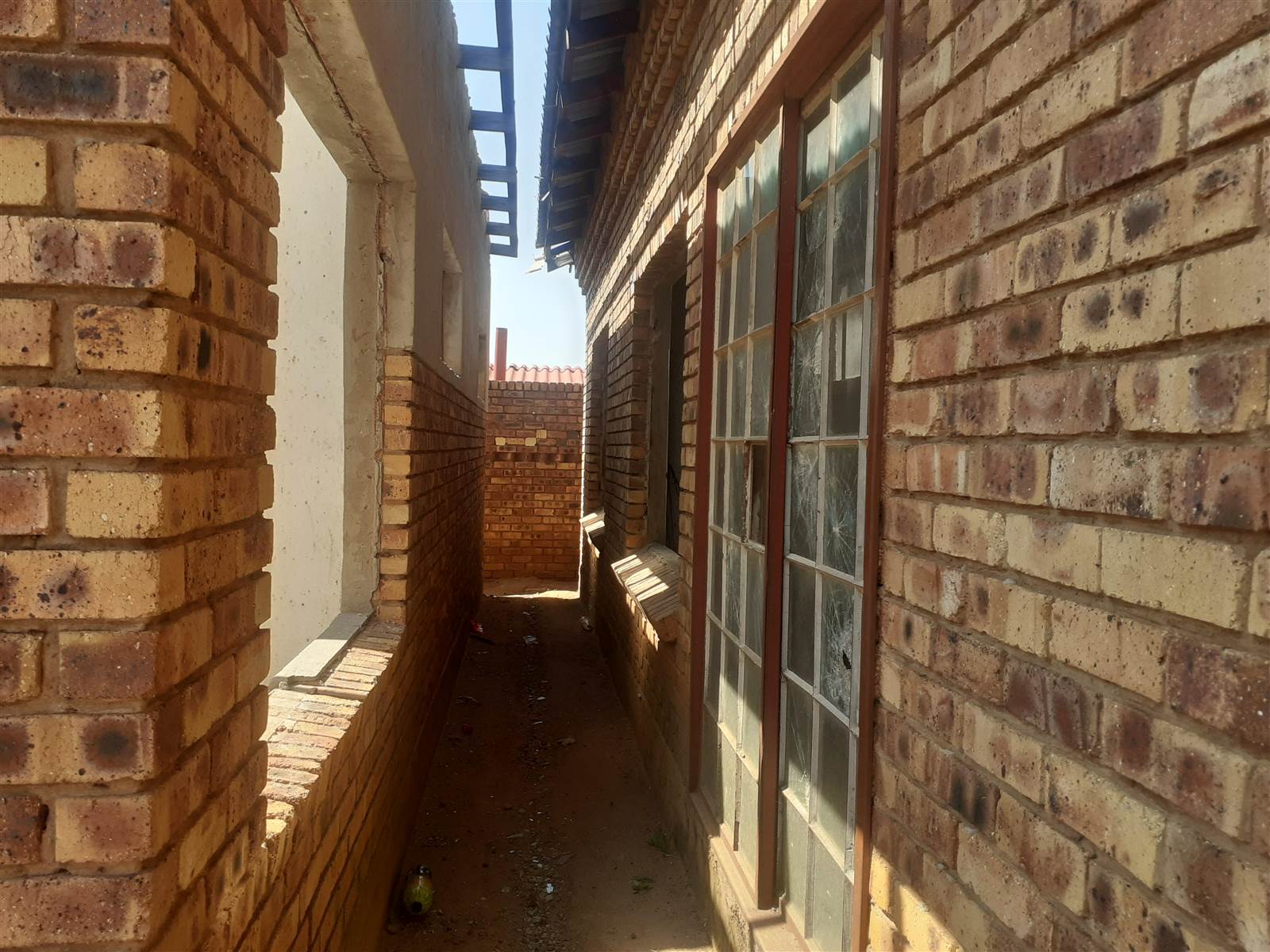 6 Bed House in Kwa Thema photo number 2