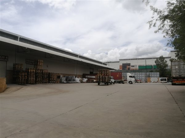 8 500  m² Commercial space