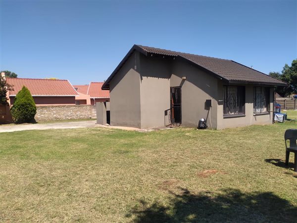 7 Bed House in Clayville