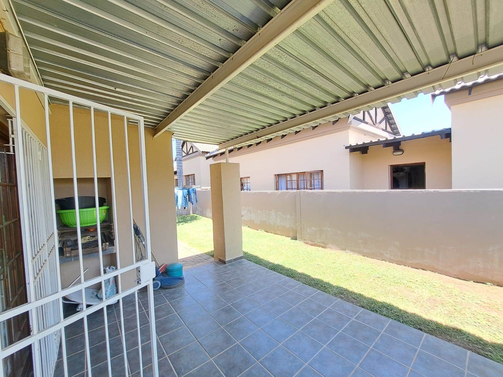 2 Bed Townhouse in Waterval East photo number 3