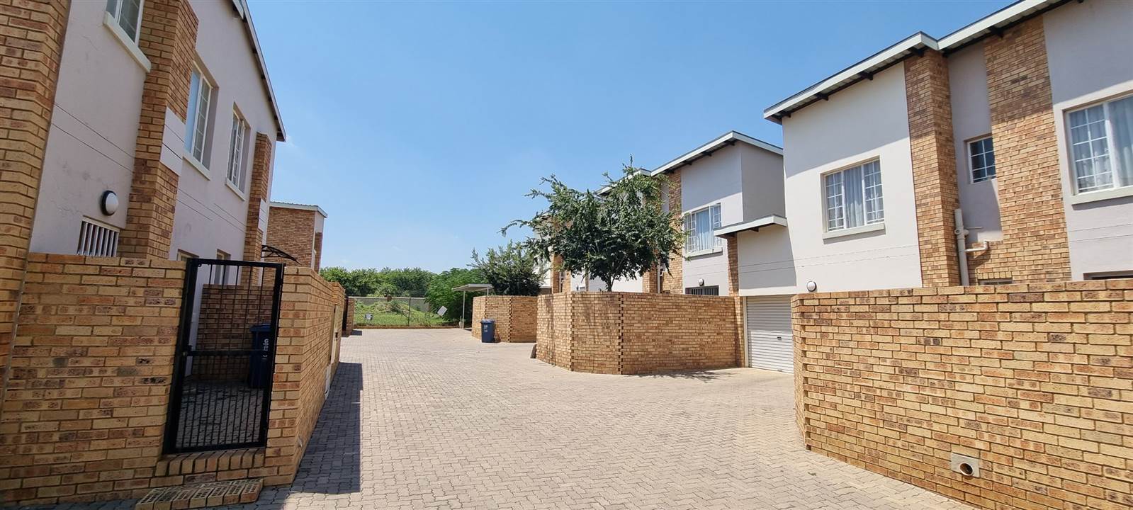 2 Bed Townhouse in Oukraal Estate photo number 2