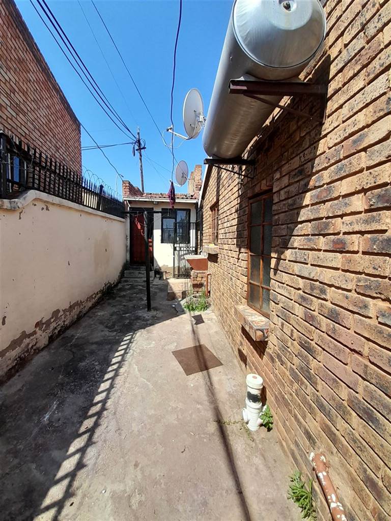 4 Bed House in Atteridgeville photo number 17