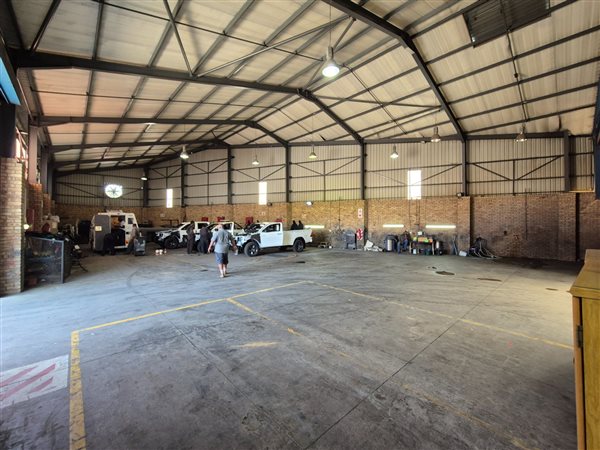 2 728  m² Industrial space