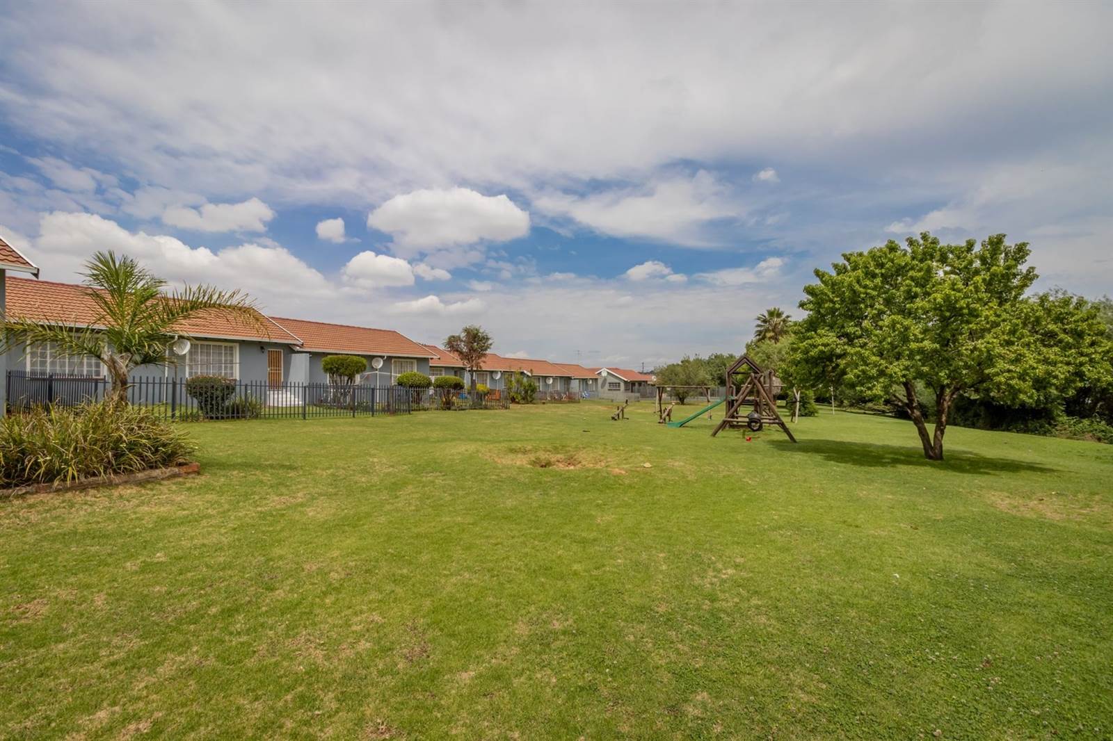 2 Bed Townhouse in Roodepoort West photo number 16