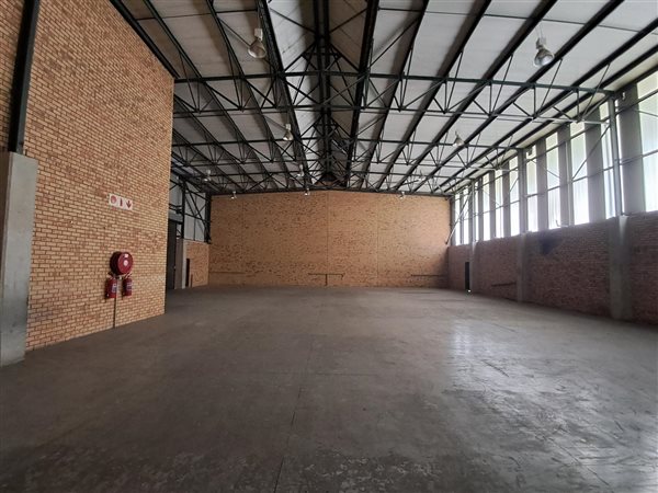 902  m² Industrial space