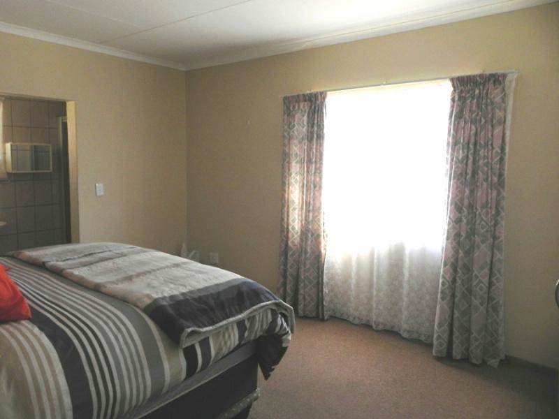 2 Bed Apartment in Lydenburg photo number 2