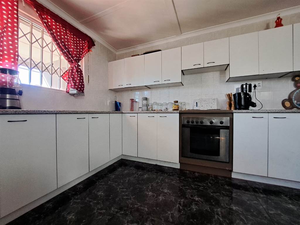 2 Bed House in Mitchells Plain photo number 10
