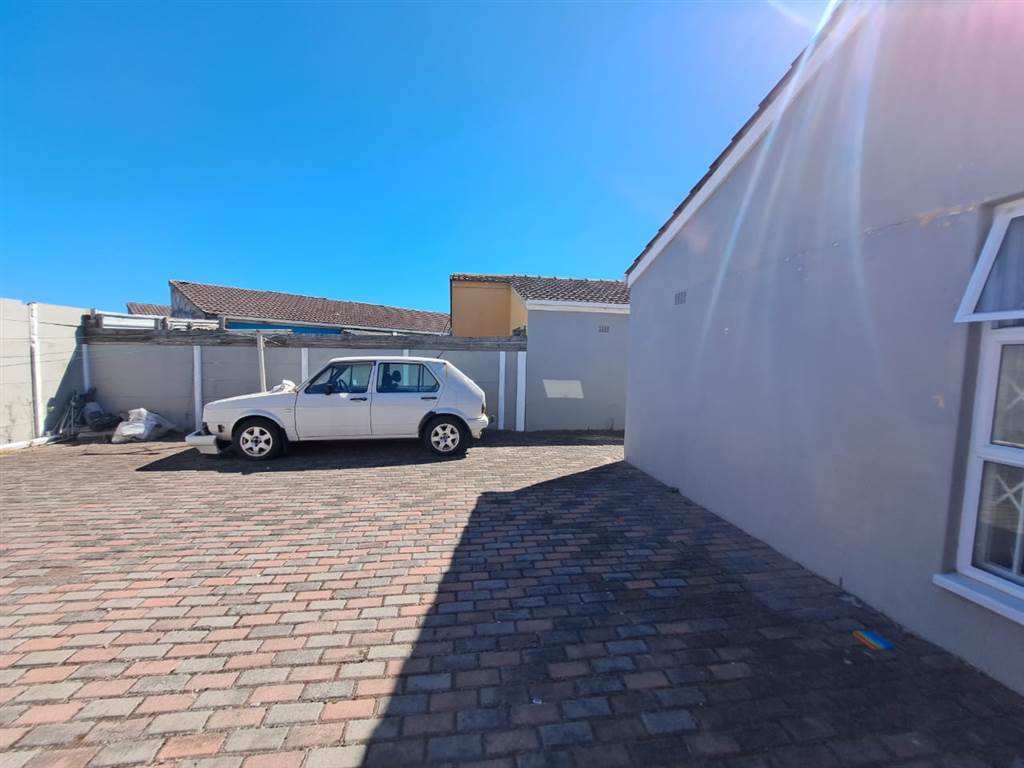 2 Bed House in Mitchells Plain photo number 15