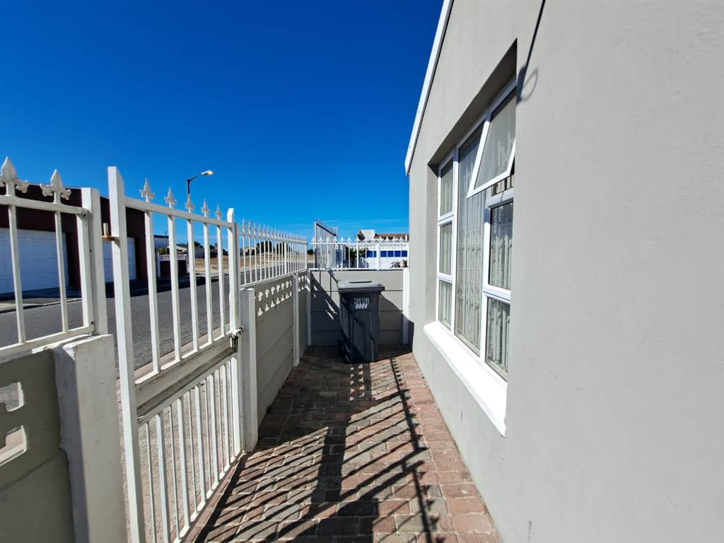 2 Bed House in Mitchells Plain photo number 4
