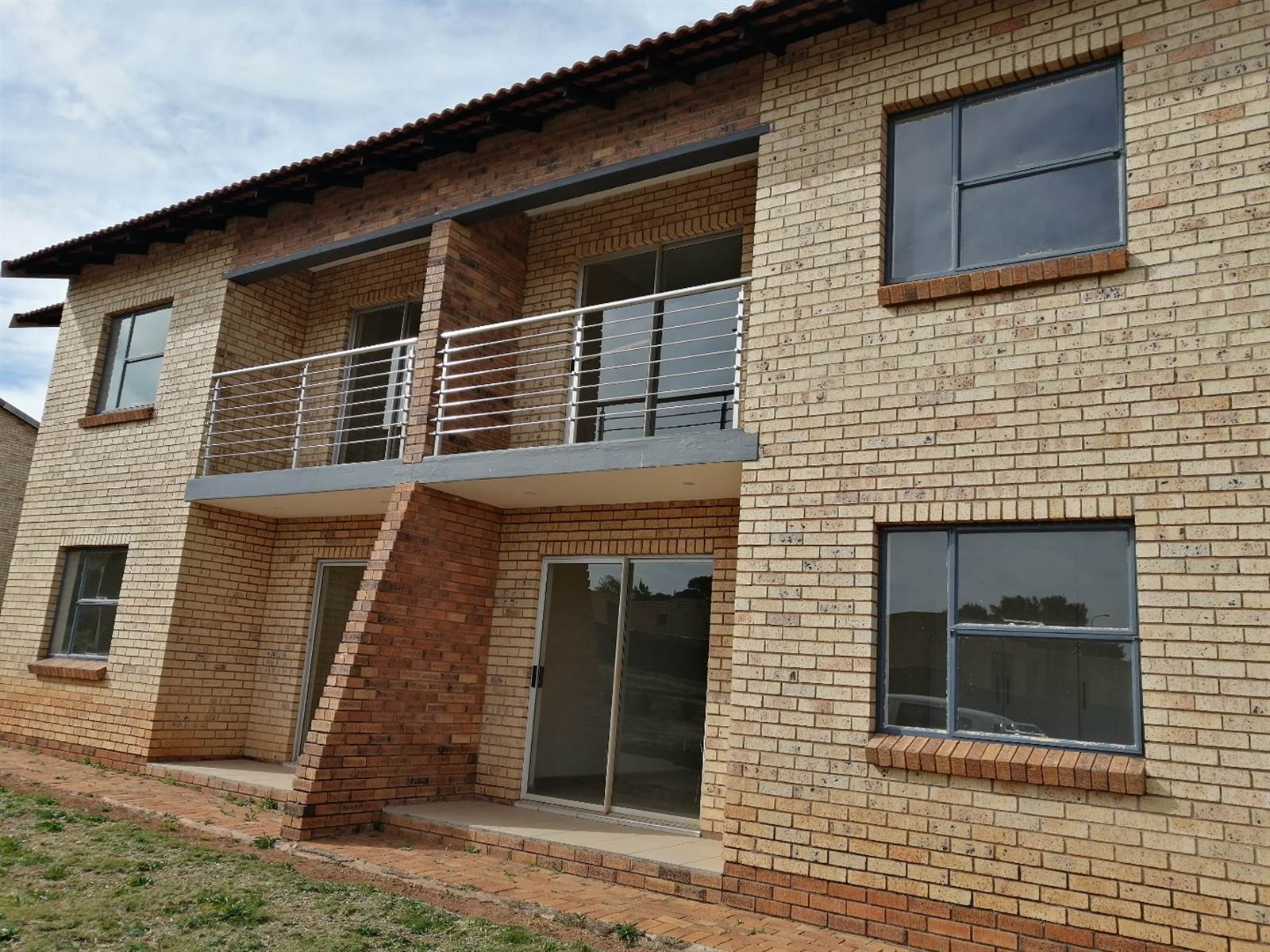 2 Bed Townhouse in Lenasia South photo number 2