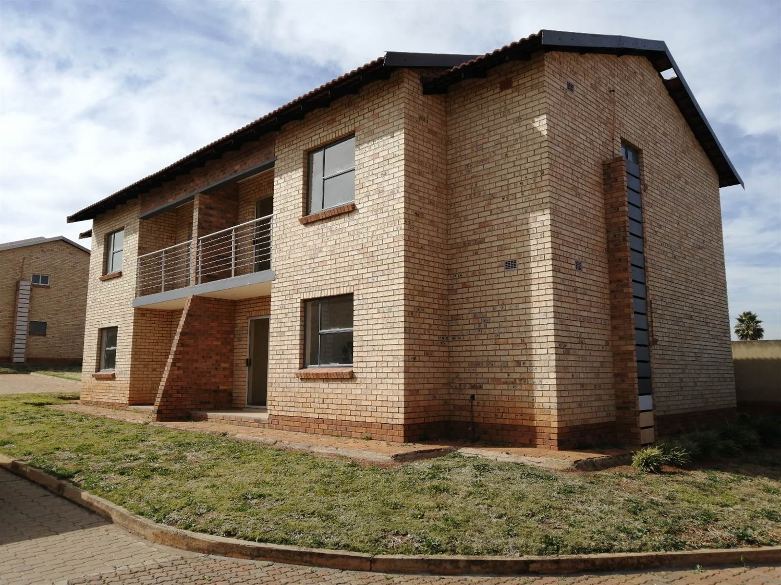 2 Bed Townhouse in Lenasia South photo number 4