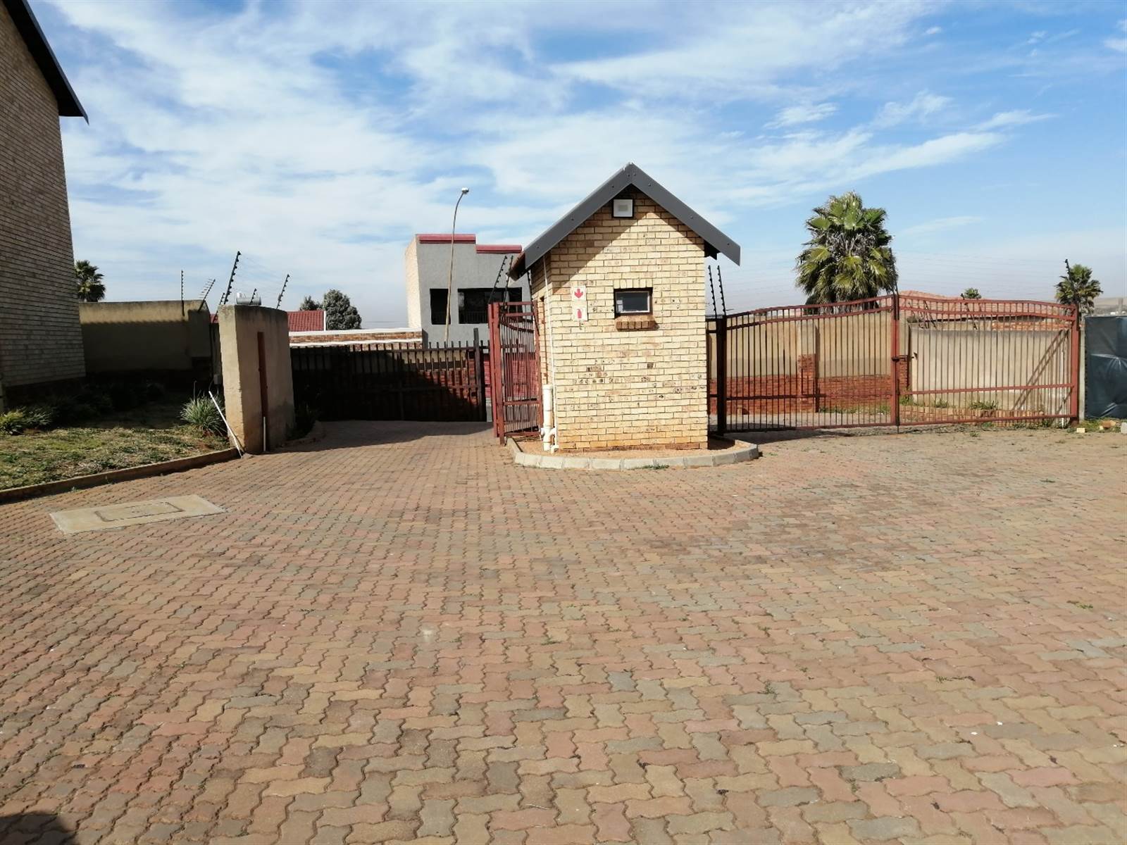 2 Bed Townhouse in Lenasia South photo number 13