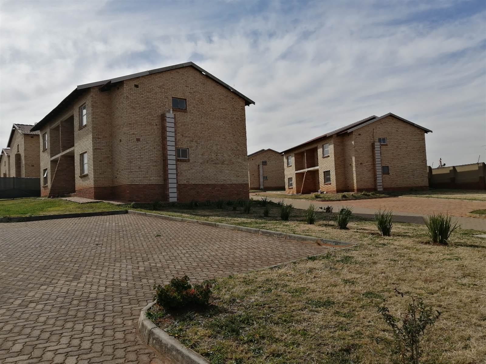 2 Bed Townhouse in Lenasia South photo number 3