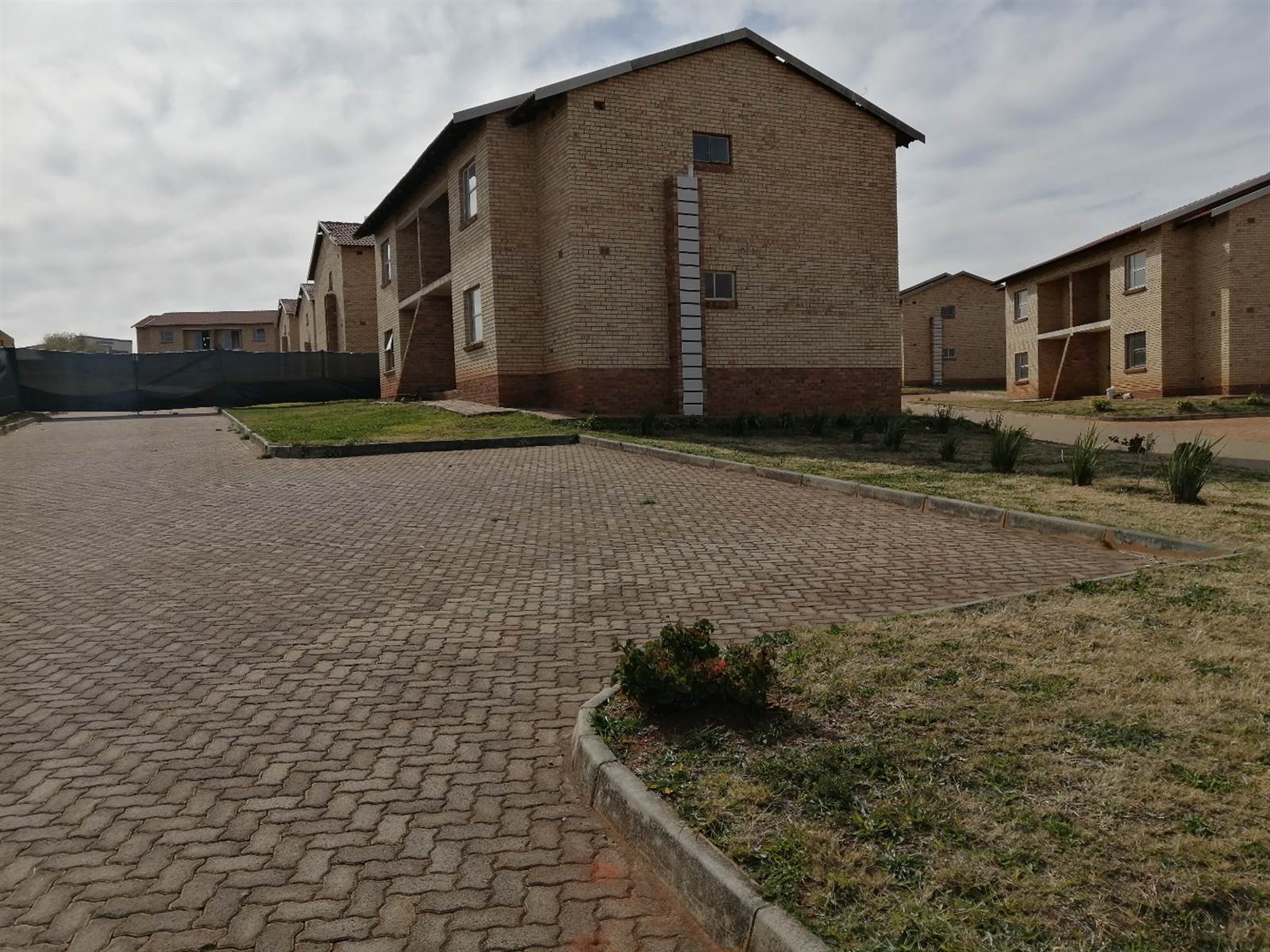 2 Bed Townhouse in Lenasia South photo number 12