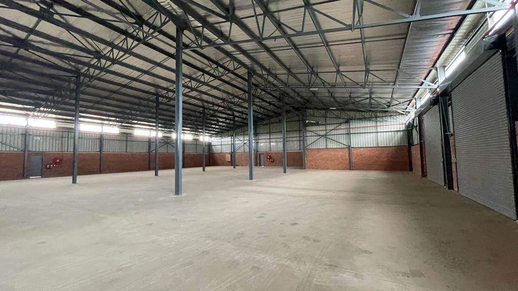 1730  m² Industrial space in Monavoni photo number 7