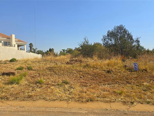 1 749 m² Land