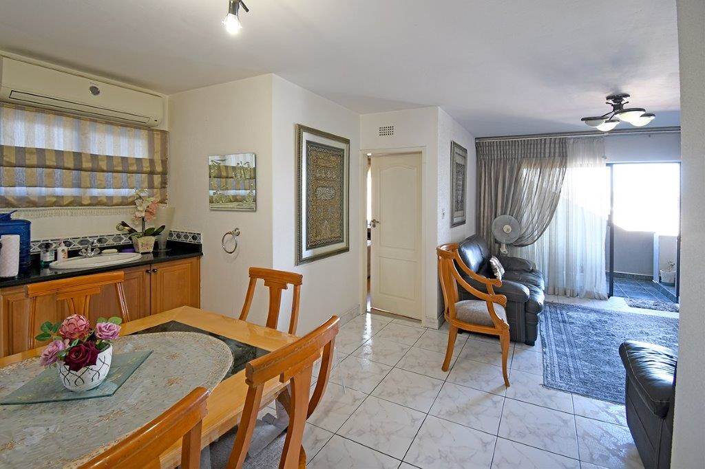 4 Bed Apartment in Fordsburg photo number 2