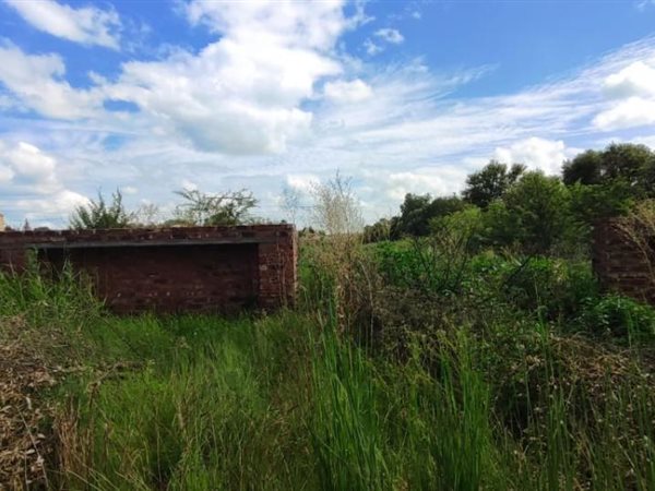 1 300 m² Land