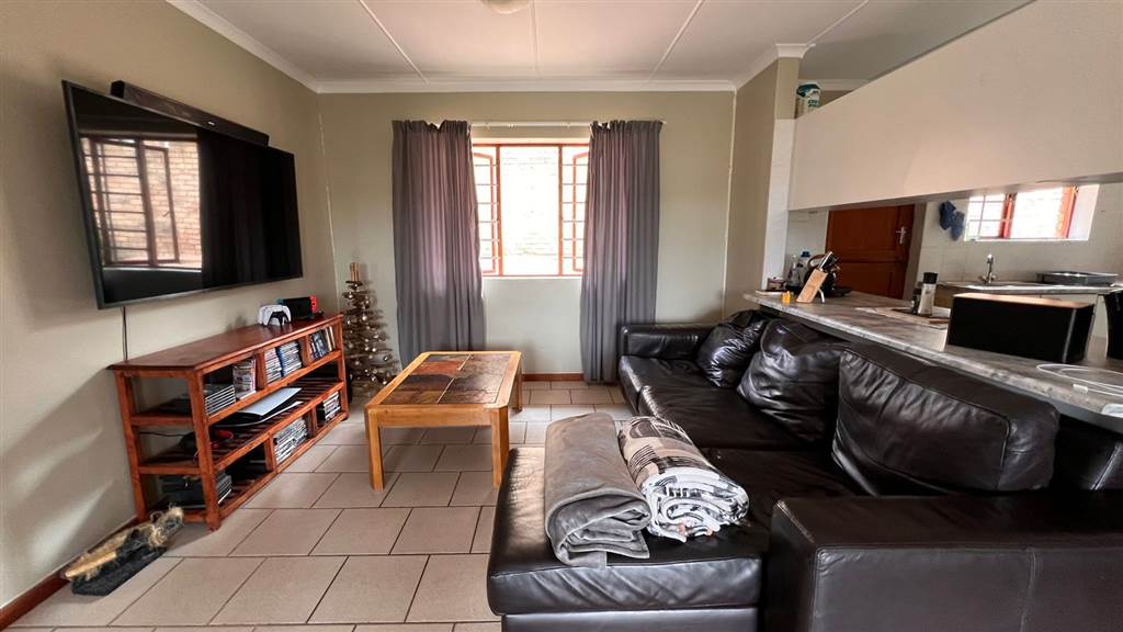 3 Bed Townhouse in Jeffreys Bay photo number 6