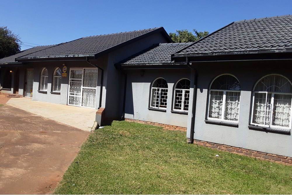 5 Bed House in Lenasia South photo number 19