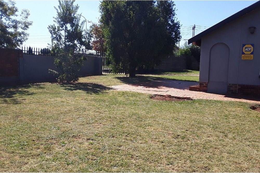 5 Bed House in Lenasia South photo number 2