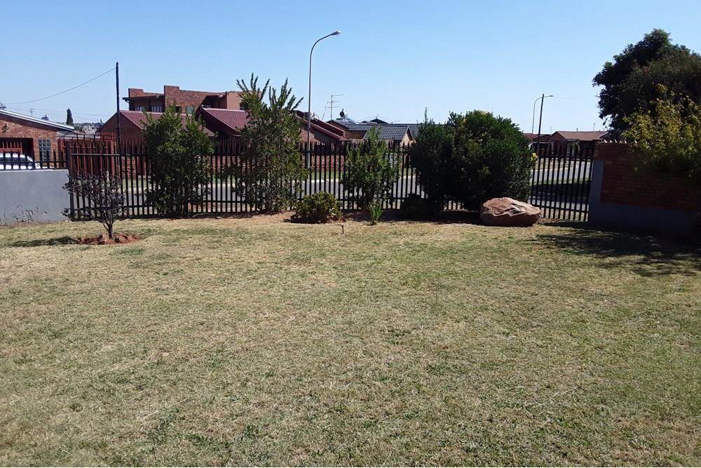 5 Bed House in Lenasia South photo number 18