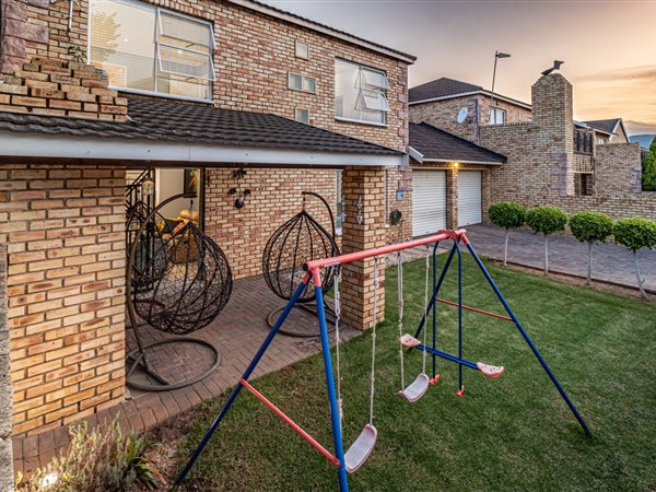 4 Bed Townhouse in Wilgeheuwel