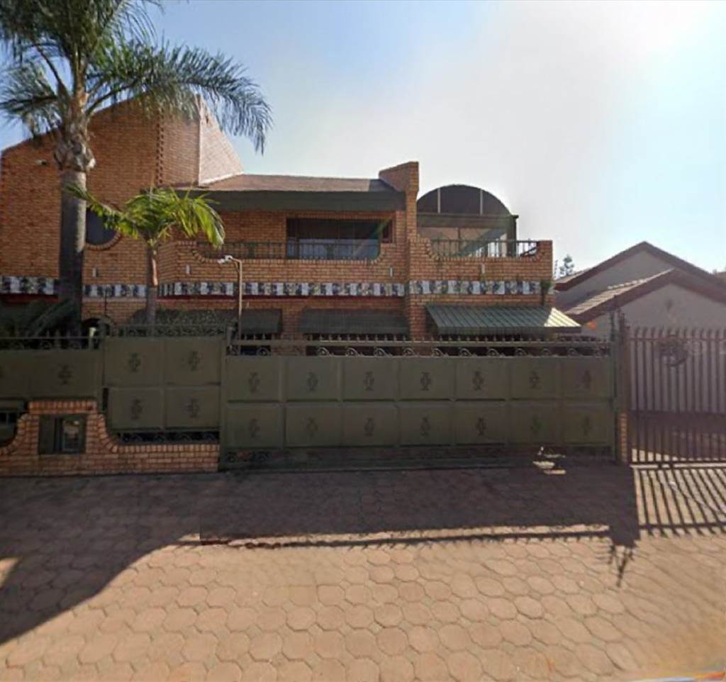 5 Bed House in Laudium photo number 2