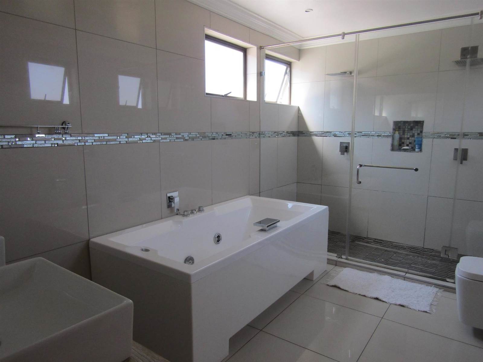 4 Bed House in Kyalami Estate photo number 21