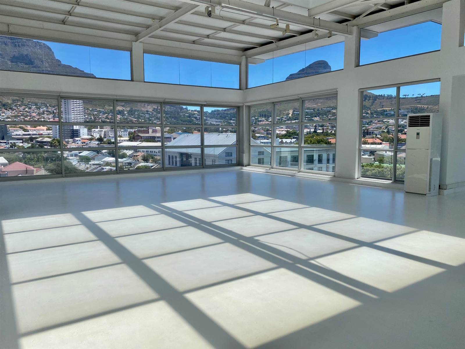 800  m² Commercial space in Cape Town City Centre photo number 1