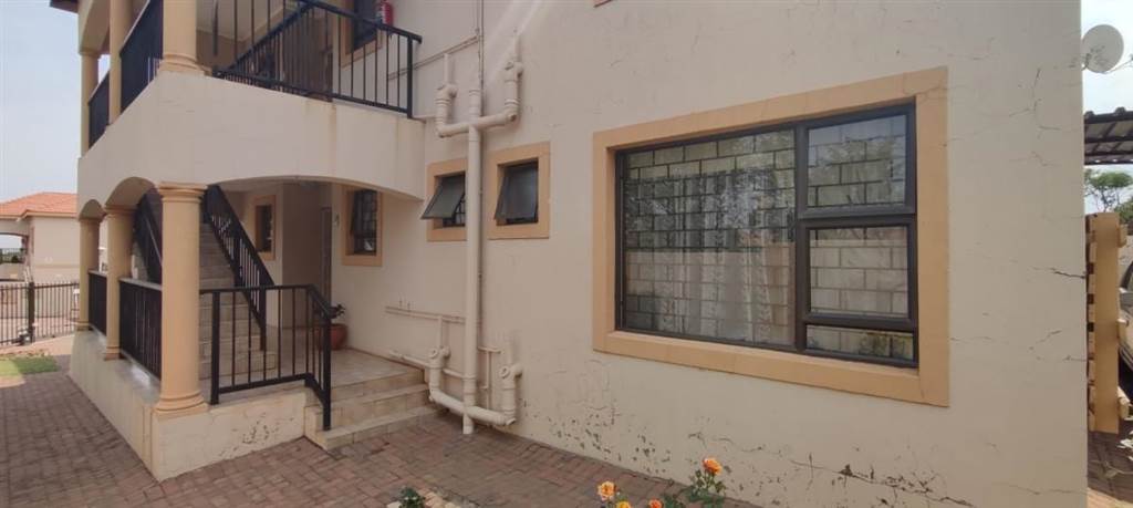 2 Bed Apartment in Wilkoppies photo number 16