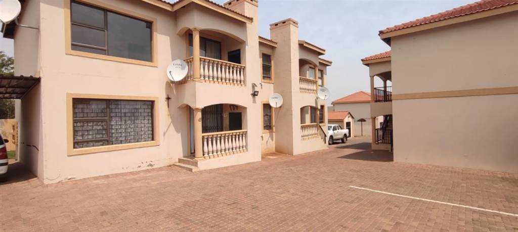 2 Bed Apartment in Wilkoppies photo number 15