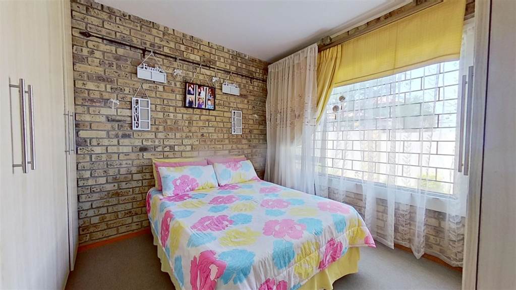 2 Bed Apartment in Wilkoppies photo number 8