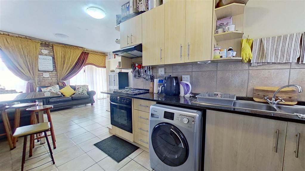 2 Bed Apartment in Wilkoppies photo number 6