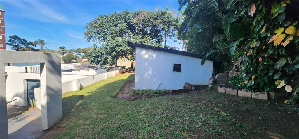 275  m² Commercial space in Amanzimtoti photo number 17