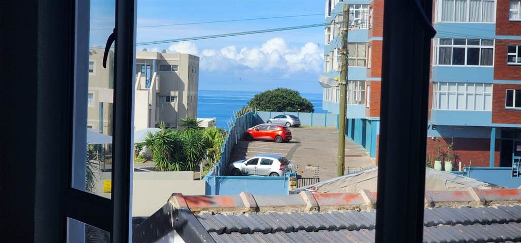 275  m² Commercial space in Amanzimtoti photo number 11