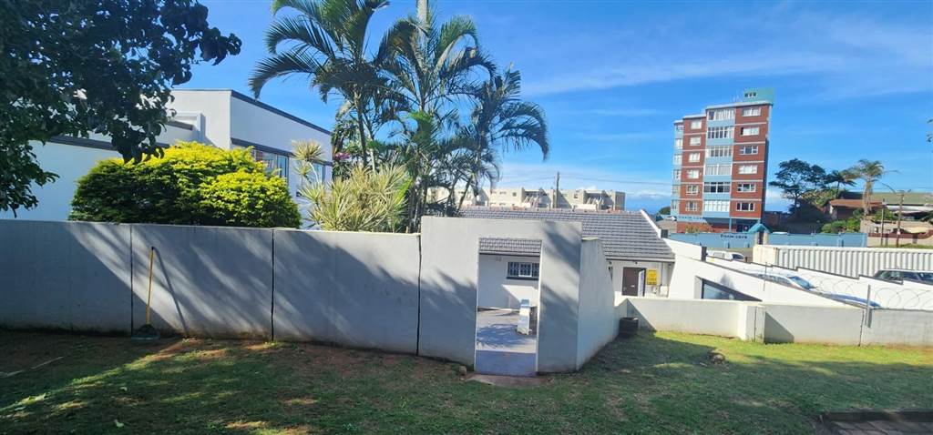 275  m² Commercial space in Amanzimtoti photo number 18
