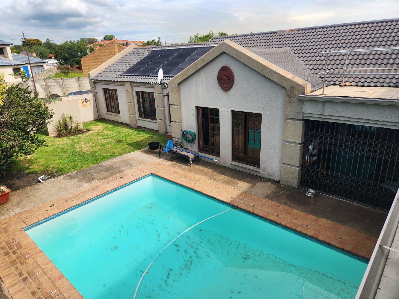 6 Bed House in Secunda photo number 2