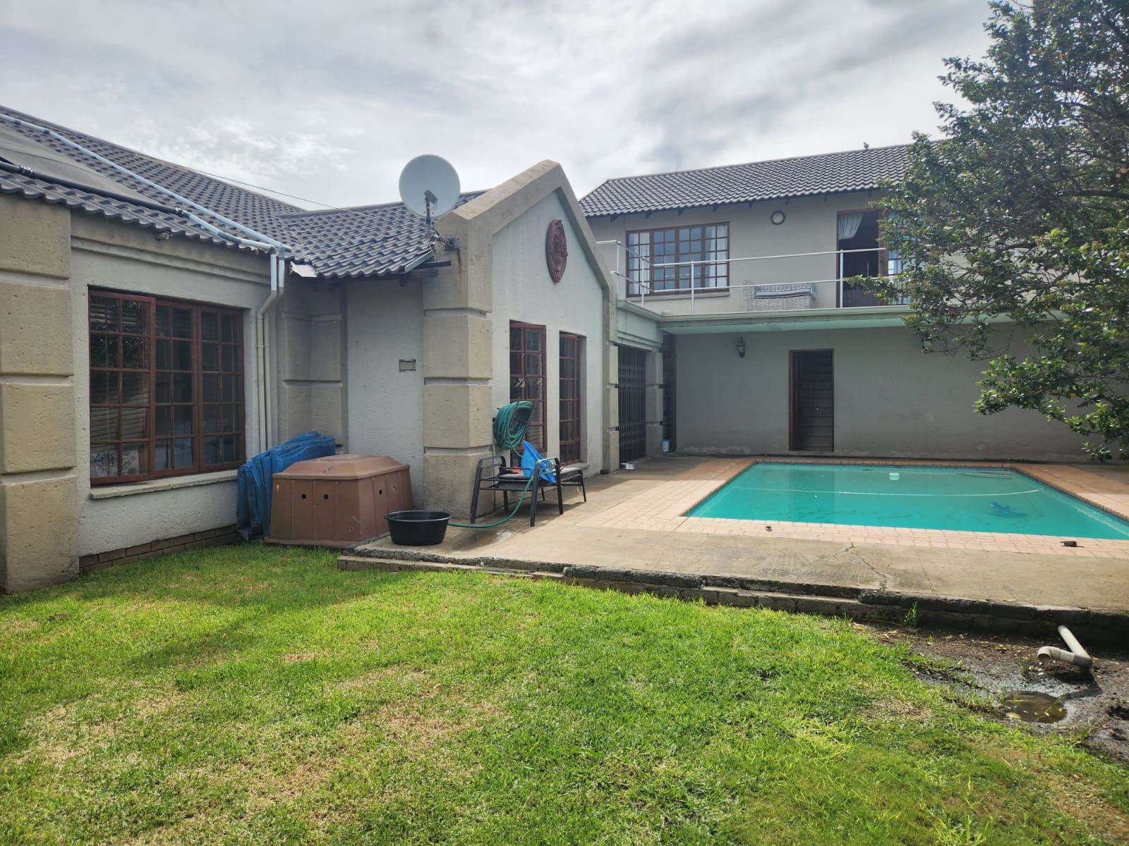 6 Bed House in Secunda photo number 3