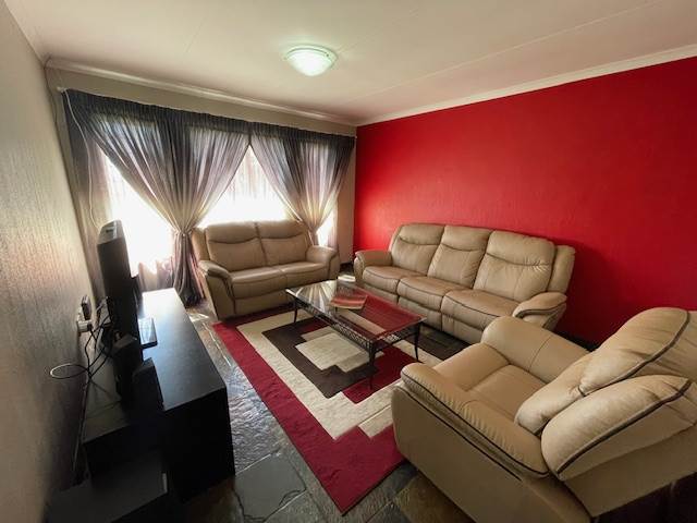 3 Bed Apartment in Radiokop photo number 8