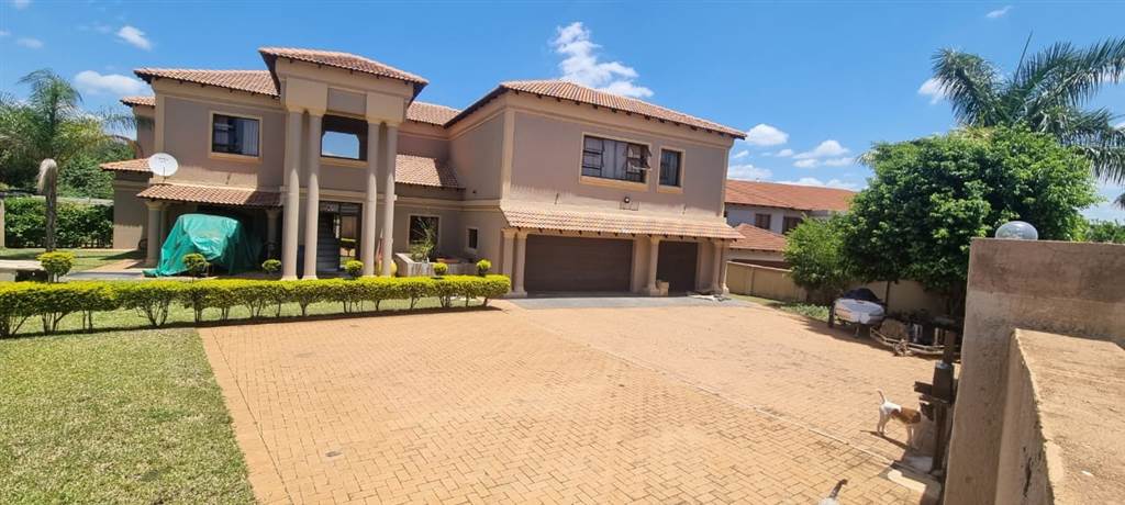 6 Bed House in Malelane photo number 11